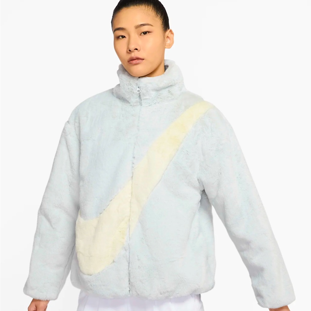 An oversized Swoosh logo meets luxe faux fur Sherpa in a wear-anywhere jacket - Picture 2 of 9
